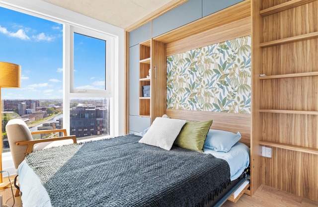 Stylish brand new 2 bed, 2 bath Apartment in Griffintown. 31 night minimum.