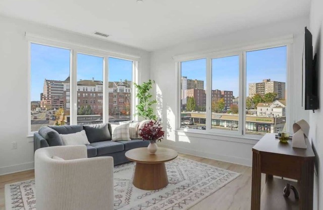 Stylish & Bright Gem: Rooftop, City Views, Parking