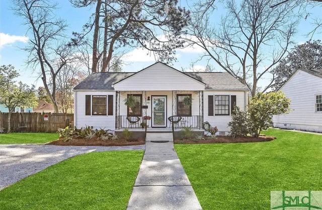 Cozy Bungalow with King & Queen Bed + Office. Dog Friendly!