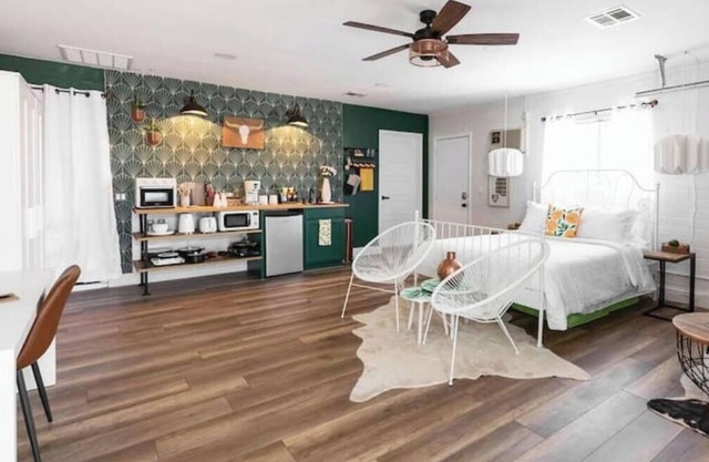 Stylish Casita w/Kitchenette, Workspace & Firepit