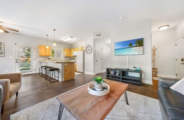 Chic Central Condo ~ Close the Mall!