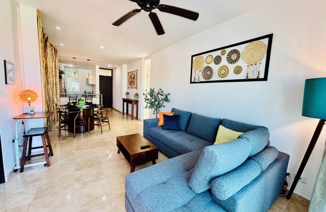 *5 min walk to Beach & 5th Ave* Condo 2bed/2bath