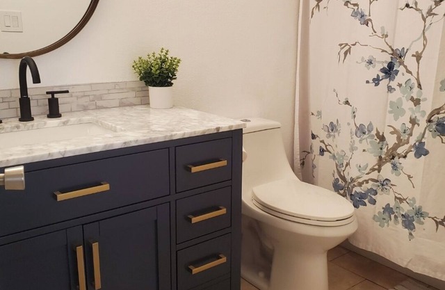 Stylish Central 2BR Townhouse | Walk to Sloan Park