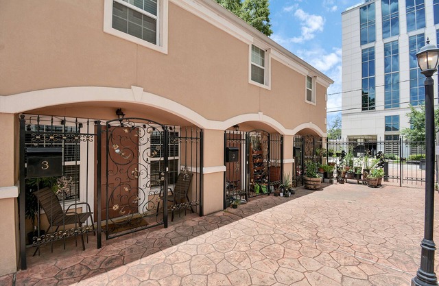 Stylish Chateau in heart of Houston's Upscale River Oaks