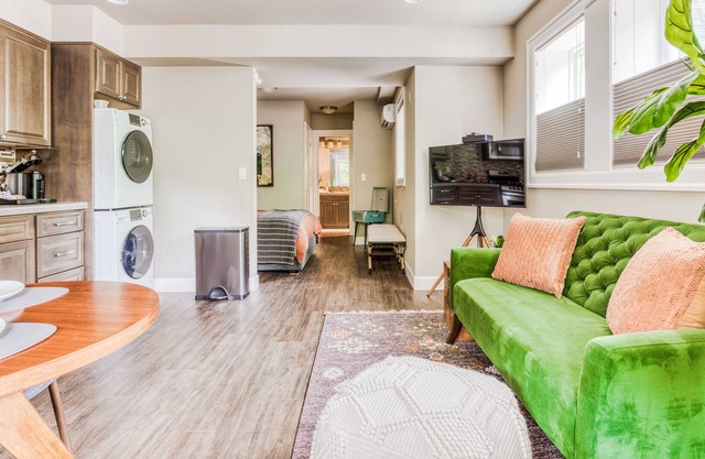 Stylish city gem near stadium with high-speed WiFi, kitchenette and private W/D