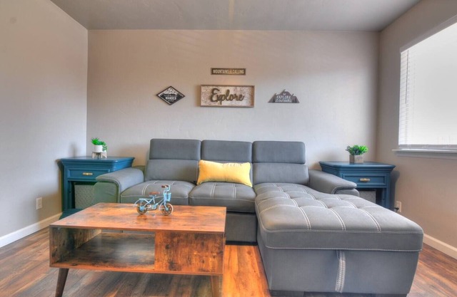 Stylish, Clean Townhome! Centrally Located, Pet Friendly! Fast WiFi