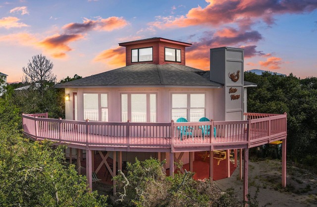 Stylish Coastal House Just Steps to private Beach! Snowbird Monthly Rates