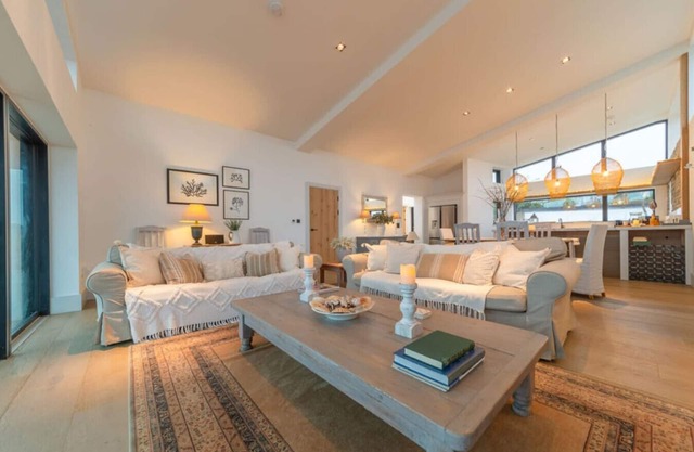Stylish coastal retreat with panoramic views & walkable to harbour