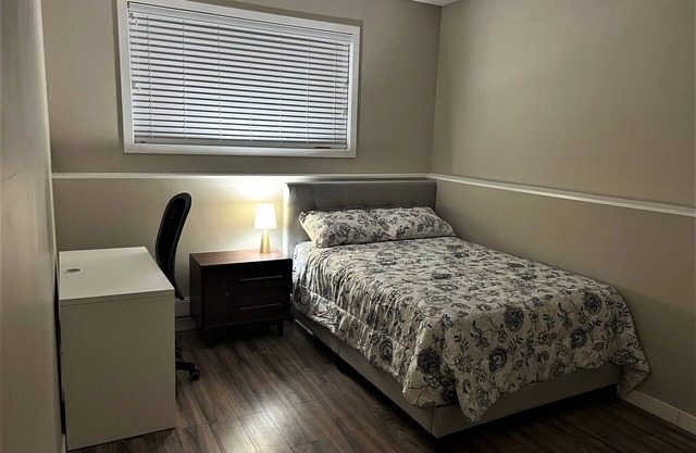 Stylish, Comfortable & Family-friendly 2Bdrm Suite: Double parking on property.