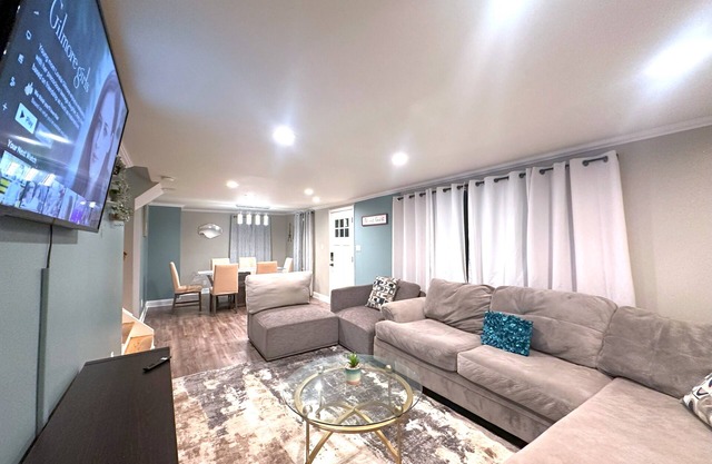 Stylish & Comfy Haven near Niagara Falls ~ UB !