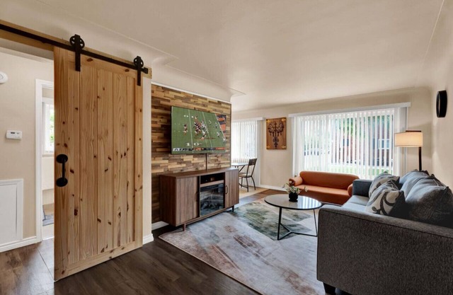 Stylish & Comfy Shleby Retreat ~ Patio ~ Parking!