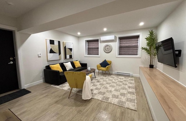 Stylish Condo AC Wi-Fi Westmount Smart TV