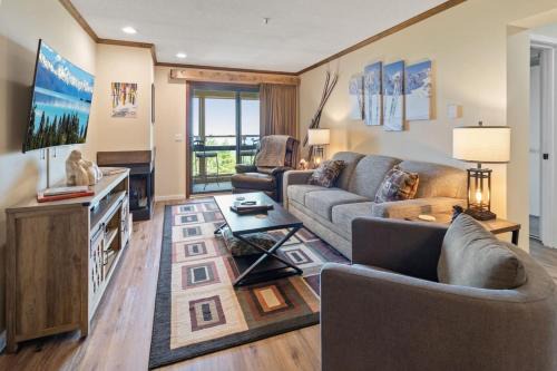 Stylish Condo Great Views Hot Tubs Close to Lift