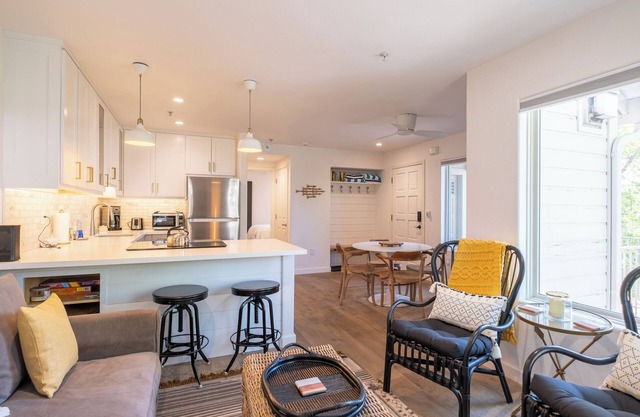 Stylish condo in Kings Beach, walk to shops, restaurants, and the beach.
