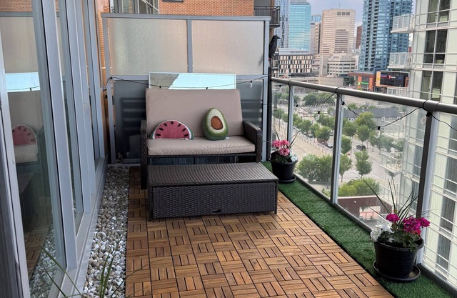 Stylish Condo, Riverview, Downtown East Village, Mins to Stampede/Saddledome
