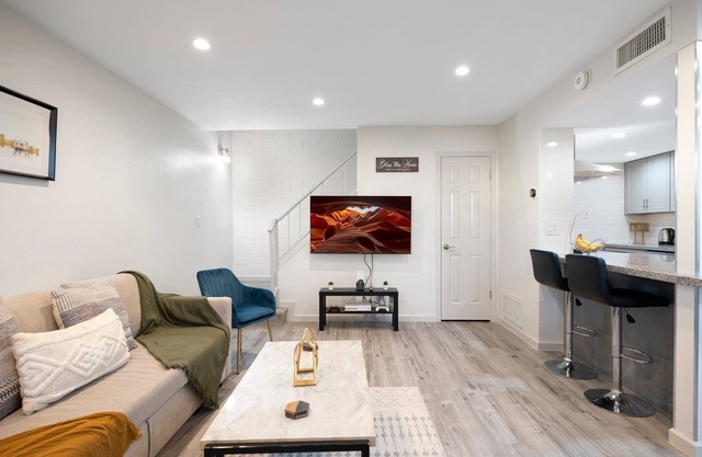 Modern Condo w/ Pool + Full Kitchen - Mesa Getaway