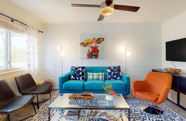 Stylish condo w/ WiFI, full kitchen, shared pool, balcony, and downtown views