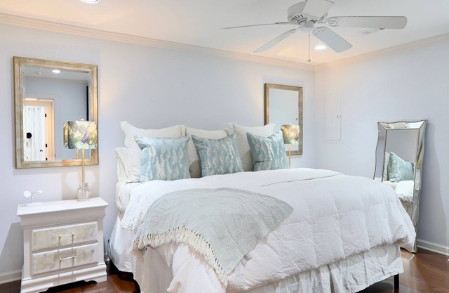 Stylish Condo, Walk to Square - Squares Lil East