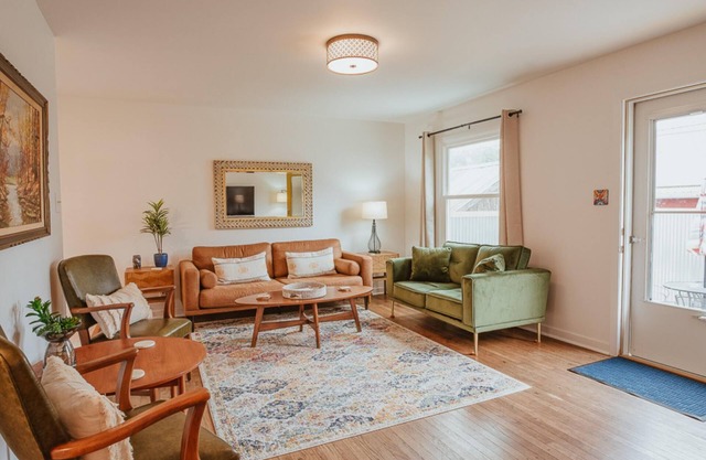 Stylish cottage 1 block from main drag in Nashville. Pet Friendly!