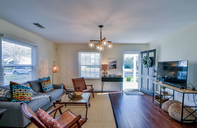 GAMEDAY CHARMER ~ 3 BR ~ 2 Bath ~ in der Nähe von allem