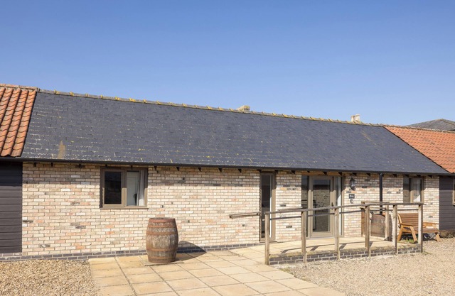 Stylish cottage, courtyard views, countryside location, 20 mins to Cambridge