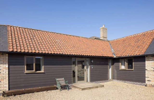 Stylish cottage, courtyard views, countryside location, 20 mins to Cambridge
