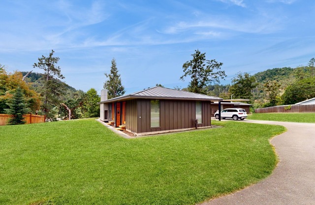 Stylish cottage with river views, central location, & modern amenities
