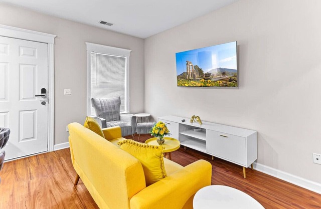 Stylish & Cozy 2-BR Detroit