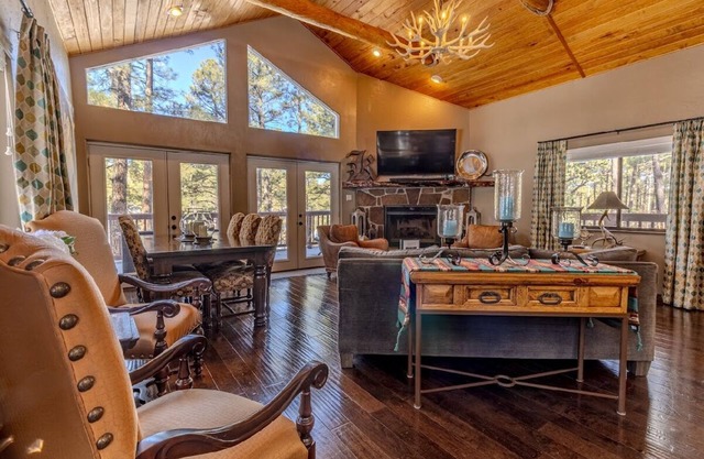 Stylish Cozy Alto Cabin- Hot Tub