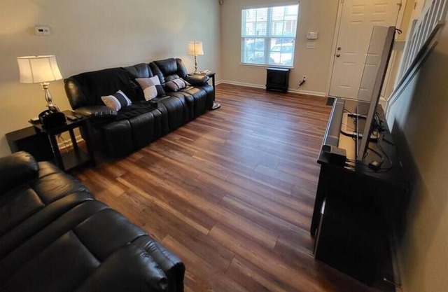 Stylish, Cozy Corporate Townhome with Pool!