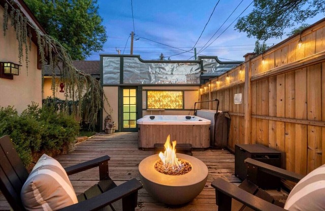 Stylish & Cozy Downtown 2 Bedroom Unit w/ Hot Tub