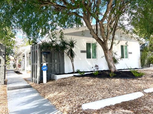 Stylish & Cozy Home Close To Beach- Free Parking, Private, Backyard, Laundry
