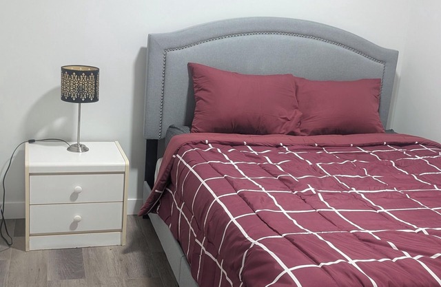 Stylish Cozy Private Basement Suite 2 Bedroom, 2 Bed, 1 Bathroom. Fast Wifi