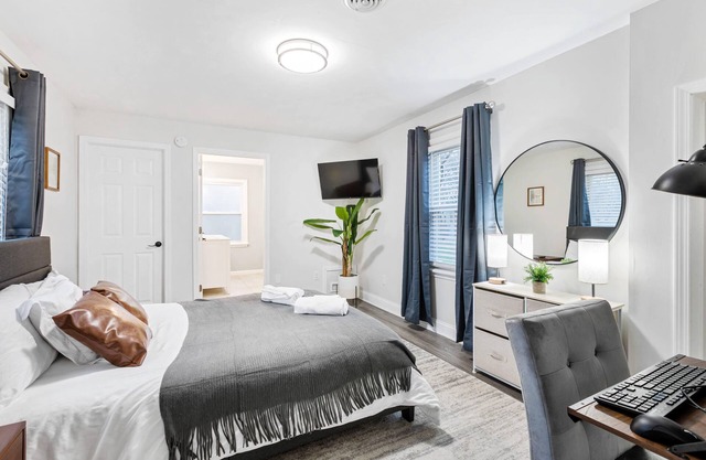 Stylish, Cute & Homey Livonia Getaway