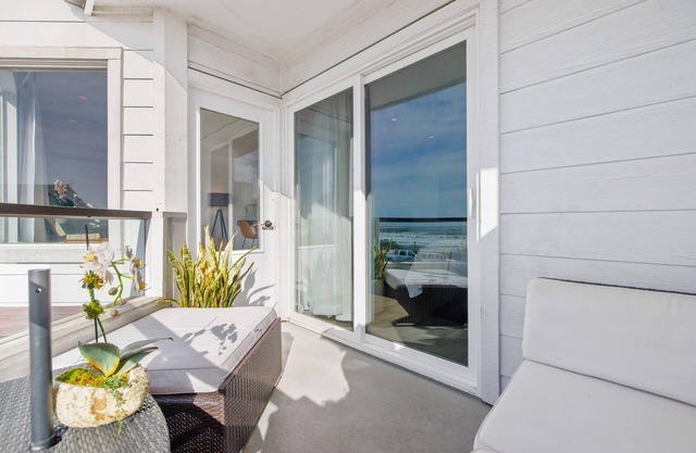 Stylish, dog-friendly suite with balcony, ocean & pier views - walk everywhere