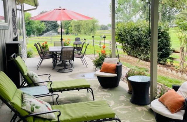 Stylish dog-friendly townhouse with charming patio & firepit, golf