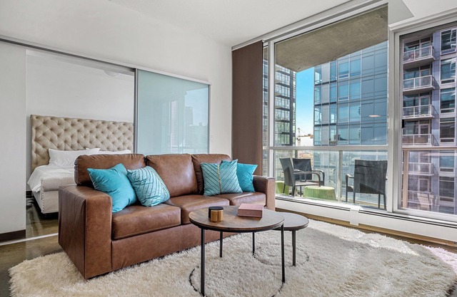 Stylish Downtown Calgary Condo – Walk to Dining, Shops & Entertainment!