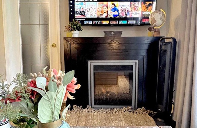 Stylish Downtown Condo near Rogers Place l Parking, Gym, Balcony & Kitchen
