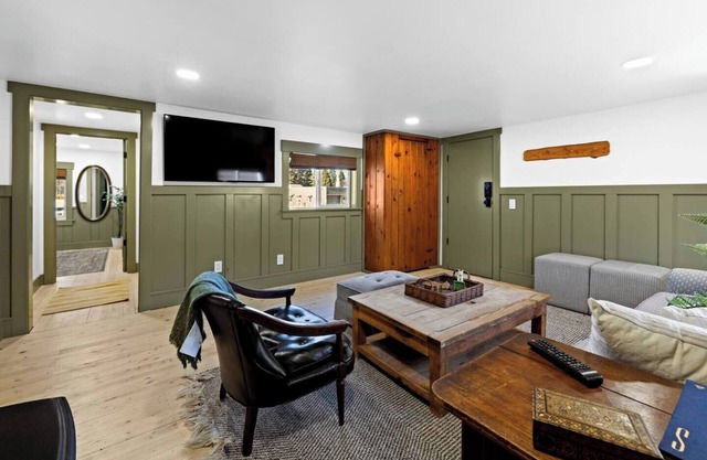 Stylish Downtown McCall Cottage