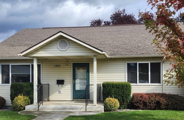 Stylish Duplex close to shops, dining, hospitals in charming Clarkston, WA