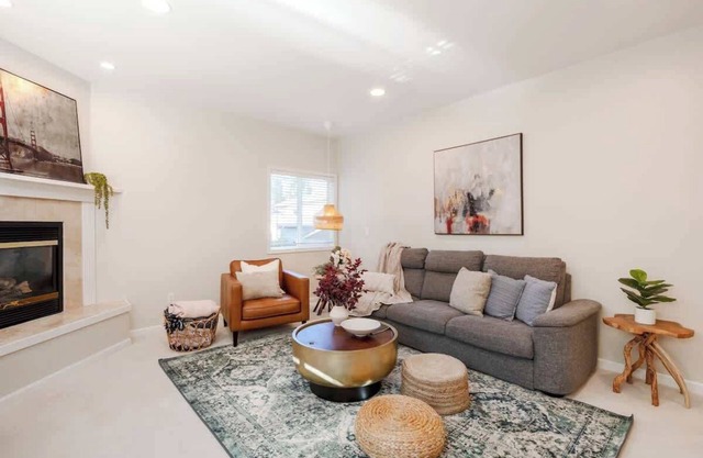 Stylish & Elegant 2BR 2.5BA Haven in Kirkland