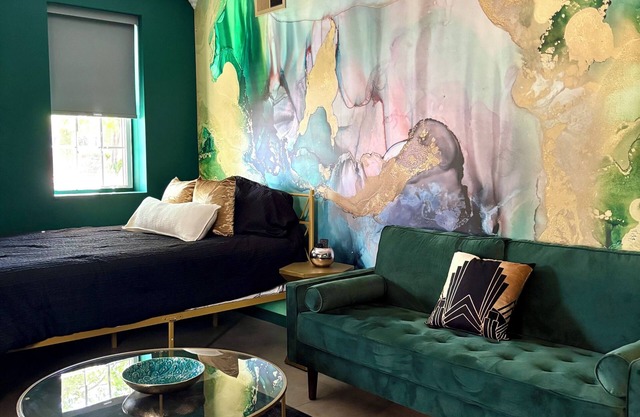 Stylish Emerald City Inspired Studio with Parking in Quiet Evanston Retreat