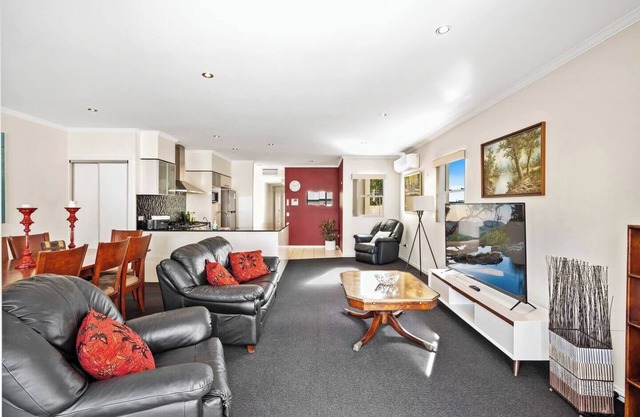 Stylish Escape | Free Parking for 2 | Walk to CBD