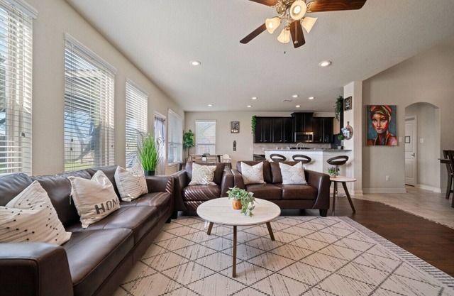Stylish Escape Near lake Conroe & The Woodlands