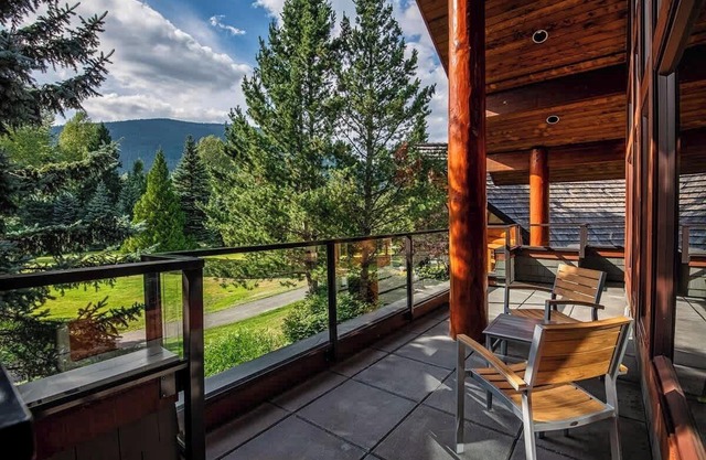 Family Chalet w/ Hot tub & View in Quiet Location