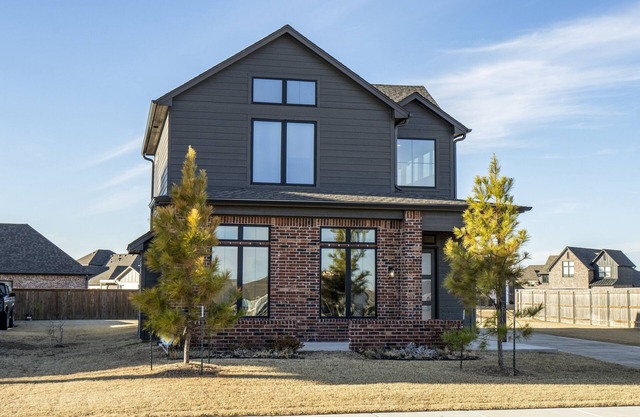 Stylish family-friendly retreat in South Tulsa with pond views and park