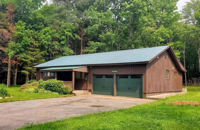 Stylish four seasons retreat in the woods