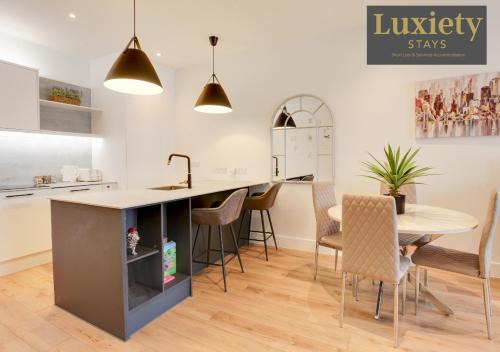 Stylish & Gorgeous 1BR Excellent Location Nr Cliffs Pavillion by Luxiety Stays Serviced Accommodation