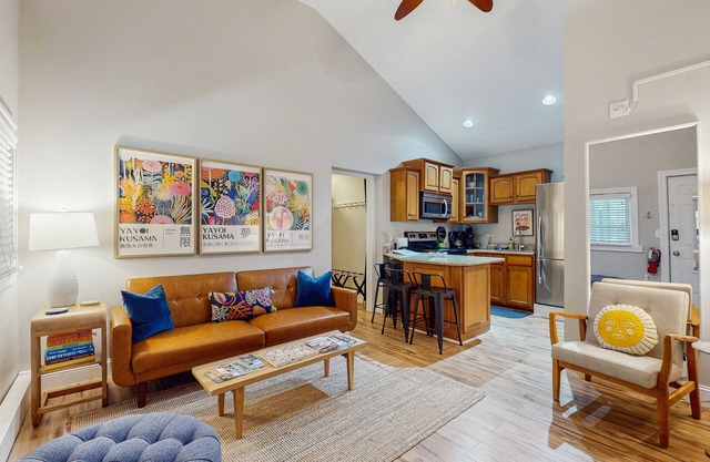 Stylish, ground-floor getaway between Saugatuck & Douglas, walk to it all!