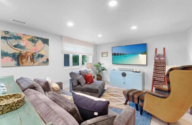 Stylish Guest Home with Garden and Mountain View